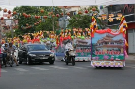 Bình Dương: Lộng lẫy diễu hành xe hoa chào mừng Hội thảo Hoằng pháp toàn quốc